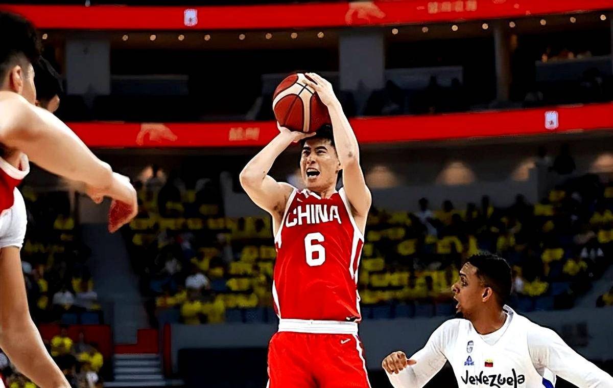  上海海港训练开放日，转会期篮板制胜引欢呼，欧篮联在即，年轻球员得到机会